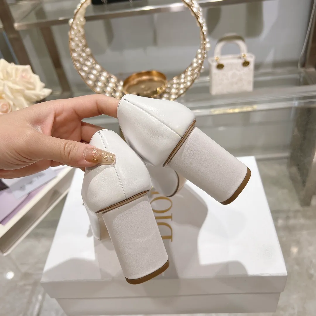 👟👟Ex-factory price 560👟👟 2024 early spring new style ◼️Dior ◼️Dior spring and summer latest fashion show haute couture series sandals Bow Mary Jane ——— Ldylle retro Roman style doll women's sandals CD pearl five metal buckle bow low-heeled women's single shoes Original development top high-end version Material: imported cow patent leather upper + water-dyed sheepskin lining + original molded pearl buckle + Italian genuine leather outsole Size: 34-40 (34.40. Customization is non-refundable and non-exchangeable) Heel height: 4.5cm 8.5cm